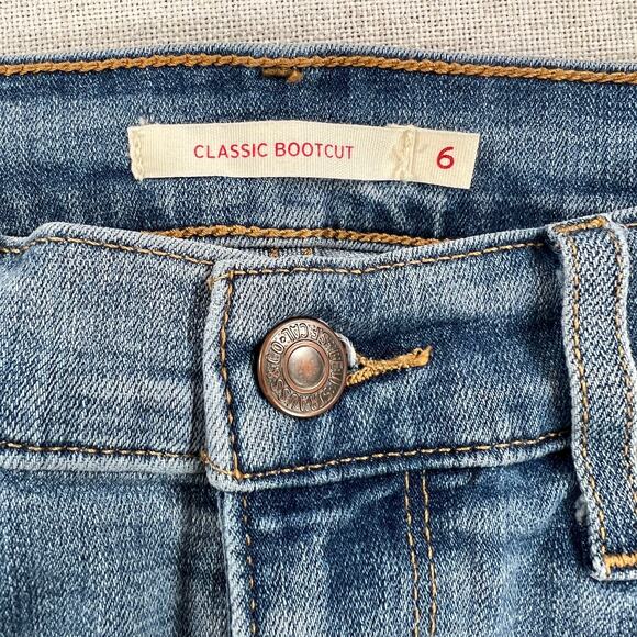 Levi's Classic Bootcut Jeans Womens 6 fits 31x31 Mid Rise Blue Light Wash - Picture 3 of 9